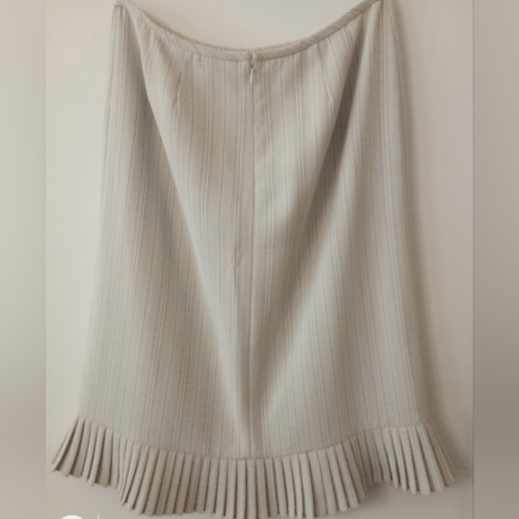 Le Suit Skirt with Pleated bottom Size 10 Ladies Woman's Beige Cream - Picture 2 of 3